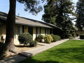 Ashmark Arms Apartments in Fresno, CA - Foto de edificio - Building Photo