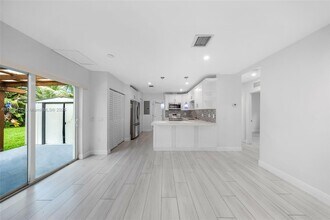 2306 N 28th Ave in Hollywood, FL - Foto de edificio - Building Photo