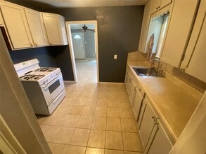 2103 Holly Dr in Dickinson, TX - Building Photo - Building Photo