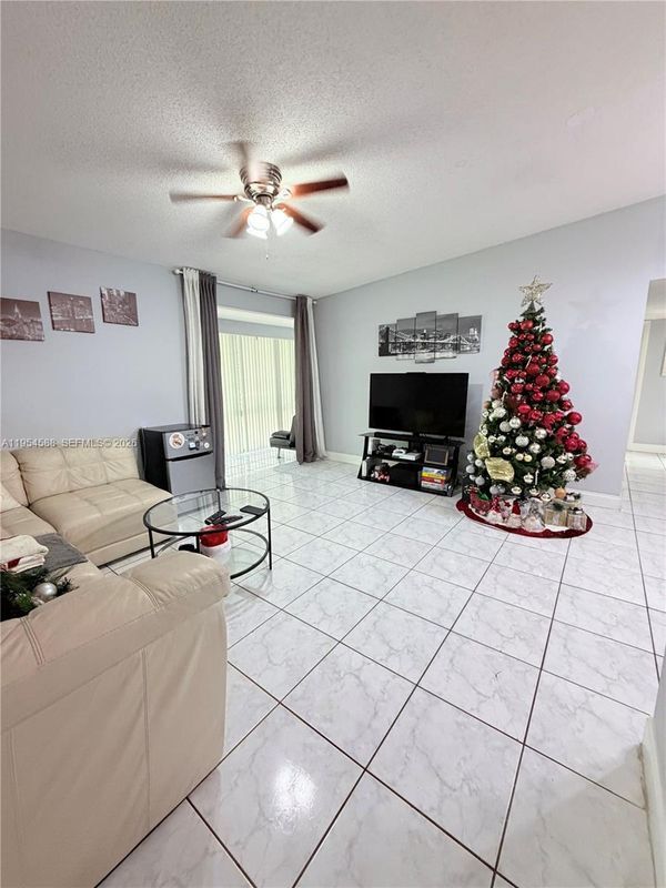 9729 Hammocks Blvd in Miami, FL - Building Photo - Building Photo