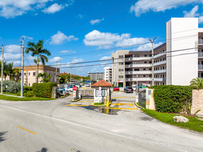 Vista Del Lago in Hialeah, FL - Foto de edificio - Building Photo