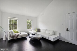 10210 Ashbrooke Ct-Unit -D in Oakton, VA - Foto de edificio - Building Photo