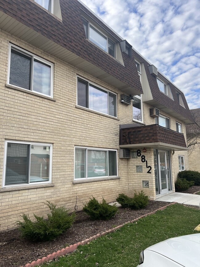 8812 Briar Ct in Des Plaines, IL - Building Photo - Building Photo