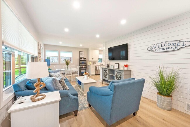 104 W Tiana Rd in Hampton Bays, NY - Building Photo - Building Photo