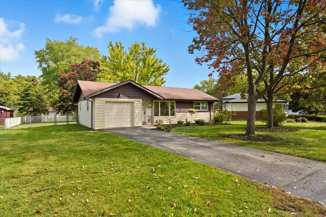 2124 Burr Oak Ln in Lindenhurst, IL - Building Photo