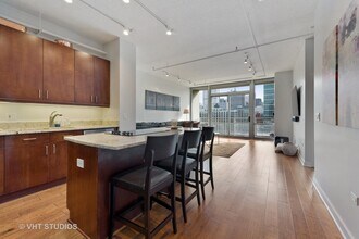 737 W Washington Blvd, Unit 1504 in Chicago, IL - Building Photo - Building Photo
