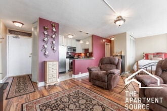 2740 N Pine Grove Ave in Chicago, IL - Foto de edificio - Building Photo