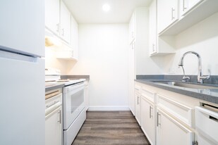 1440 Oak Dr, Unit F08 in Vista, CA - Building Photo