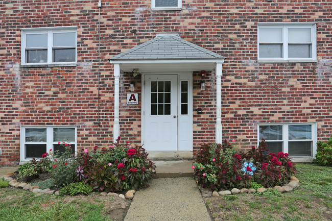 Bensalem Commons Apartments in Bensalem, PA - Foto de edificio - Building Photo