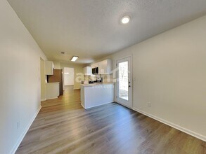 6136 Swabia Ln in Stone Mountain, GA - Foto de edificio - Building Photo