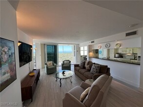 6573 Marissa Loop in Naples, FL - Foto de edificio - Building Photo