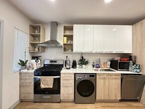2435 W Walton St, Unit 2 in Chicago, IL - Building Photo - Building Photo