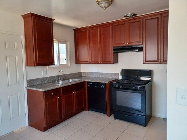 231 Albert Pl in Costa Mesa, CA - Foto de edificio - Building Photo