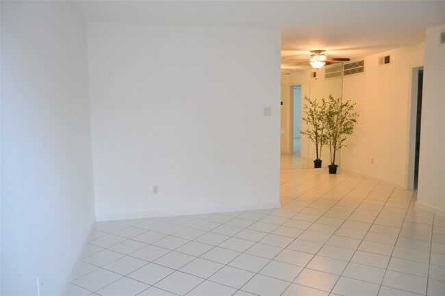 845 Augusta Dr in Houston, TX - Building Photo - Building Photo