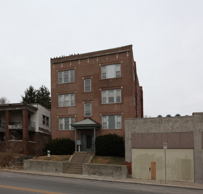 2455 Brooklyn Ave in Kansas City, MO - Foto de edificio - Building Photo