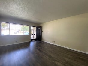 2609 W Griffith Way in Fresno, CA - Building Photo - Building Photo