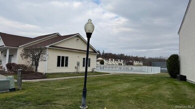 41 Wood Lake Dr in Middletown, NY - Building Photo - Building Photo