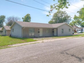 1902 John F Kennedy St in Pittsburg, KS - Foto de edificio - Building Photo