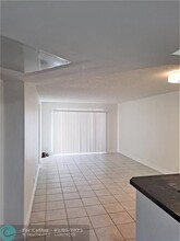 8040 N Colony Cir in Tamarac, FL - Building Photo - Building Photo