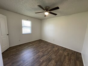 4928 Woodcrest Dr in Athens, TX - Foto de edificio - Building Photo