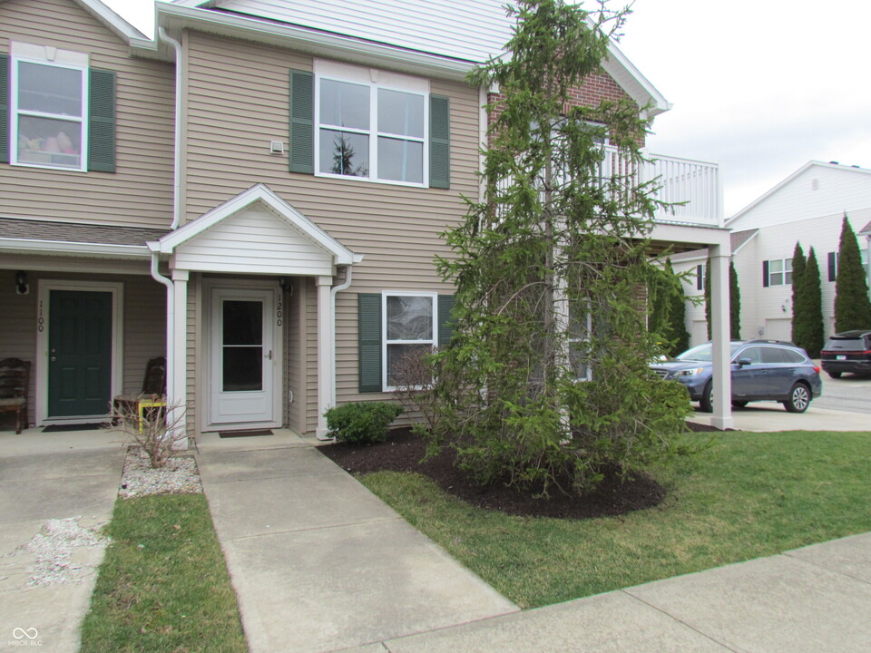 13249 Komatite Way in Fishers, IN - Building Photo