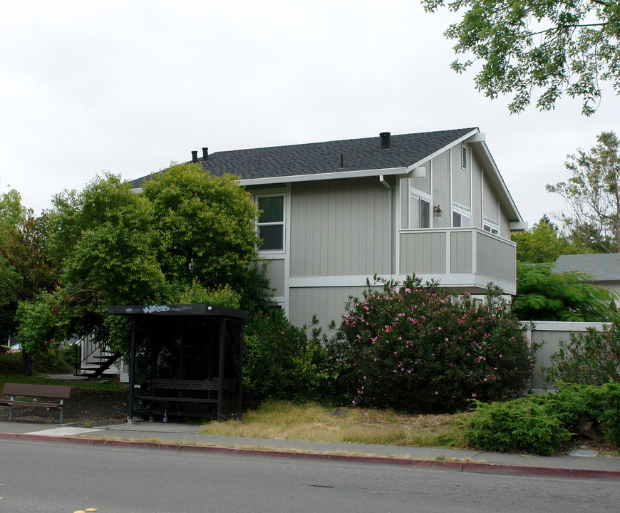 6420 Country Club Dr in Rohnert Park, CA - Building Photo