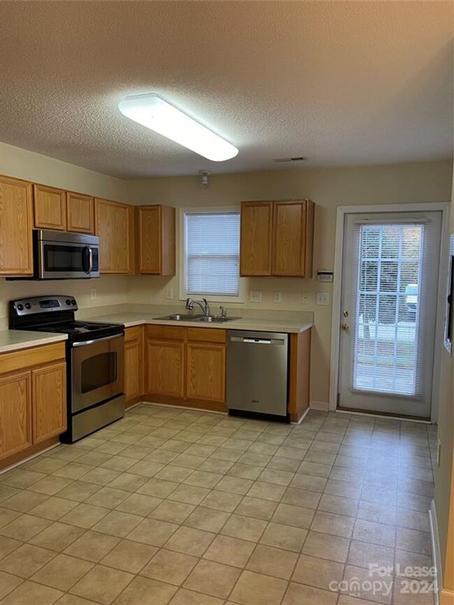 1619 Oak Leaf Dr NW in Hickory, NC - Building Photo - Building Photo