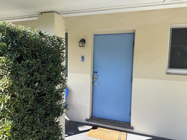 1258 Beach Rd, Unit 5 through 9 in West Palm Beach, FL - Foto de edificio - Building Photo