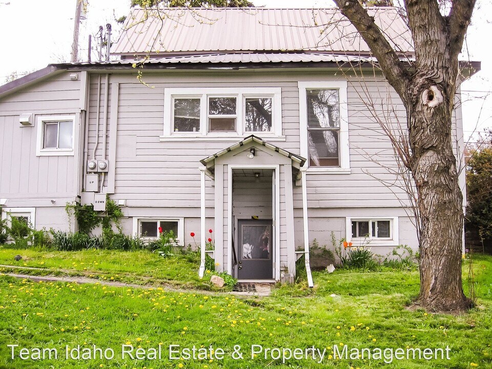 919/919.5 W A St in Moscow, ID - Foto de edificio