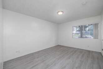 401 S Ardmore Ave in Los Angeles, CA - Building Photo - Interior Photo