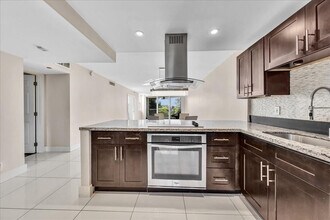 3520 Oaks Way in Pompano Beach, FL - Building Photo - Building Photo