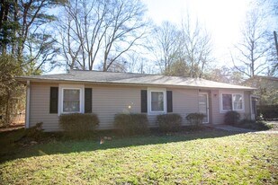 24 Barclay Dr in Travelers Rest, SC - Building Photo