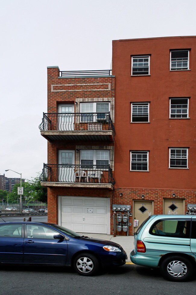 1001 Ward Ave in Bronx, NY - Foto de edificio - Building Photo