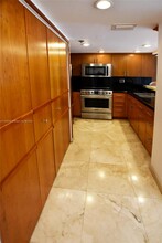 540 Brickell Key Dr in Miami, FL - Building Photo - Building Photo