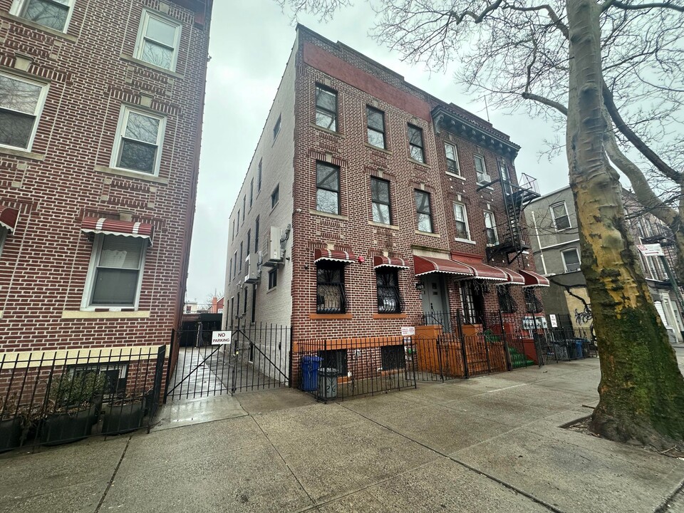 268 Schaefer St in Brooklyn, NY - Building Photo