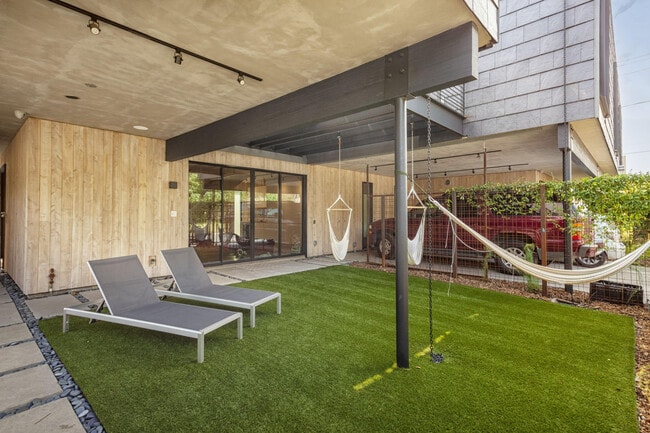 104 N Adams Ave in Dallas, TX - Building Photo - Building Photo
