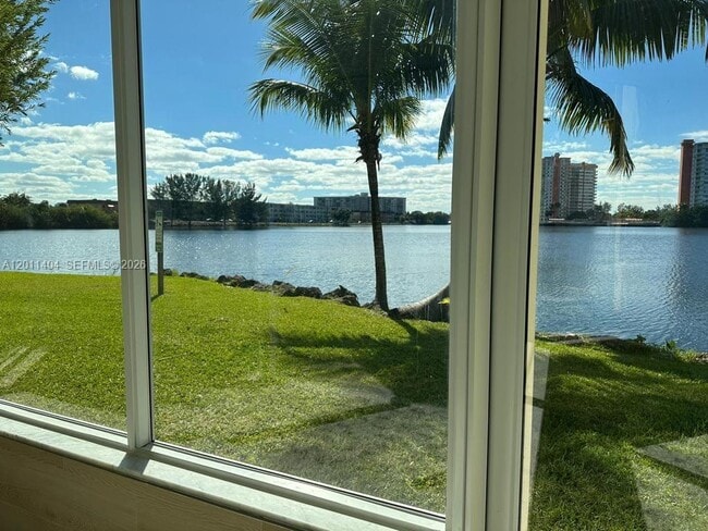 1302 NE 191st St in Miami, FL - Building Photo - Building Photo