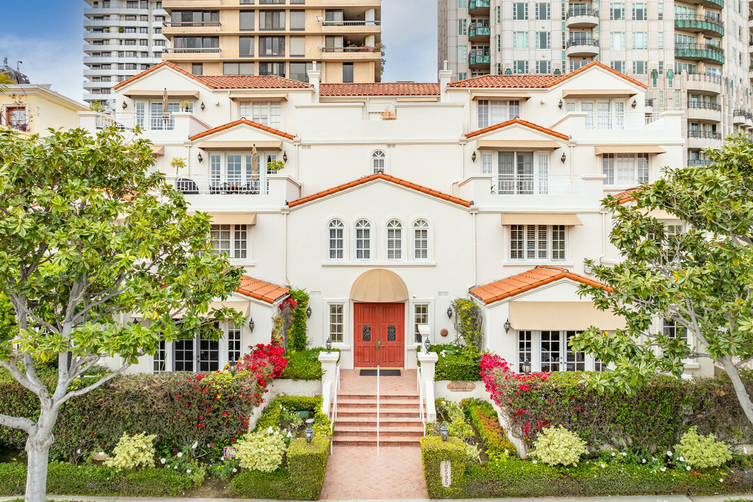 Ashton House in Los Angeles, CA - Building Photo