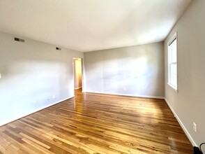 2207 Washington Ave, Unit 201 in Silver Spring, MD - Foto de edificio - Building Photo