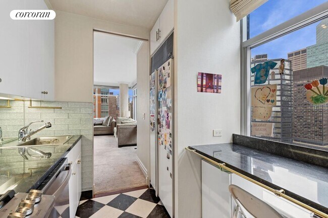 250 E 54th St in New York, NY - Building Photo - Building Photo