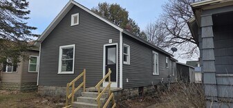 1610 15th Ave in Menominee, MI - Building Photo