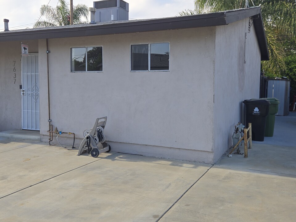 7637 N Claybeck Ave in Burbank, CA - Building Photo