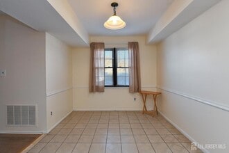 290 Alpine Way, Unit A in Woodbridge Township, NJ - Foto de edificio - Building Photo