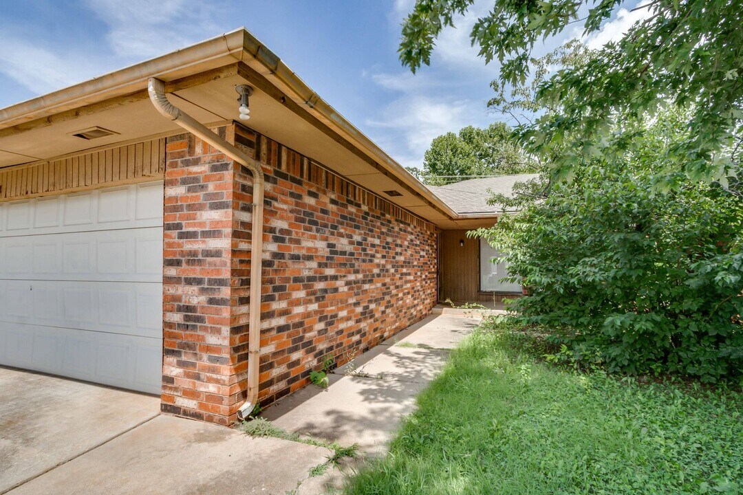 7312 Kings Manor Ct in Oklahoma City, OK - Building Photo