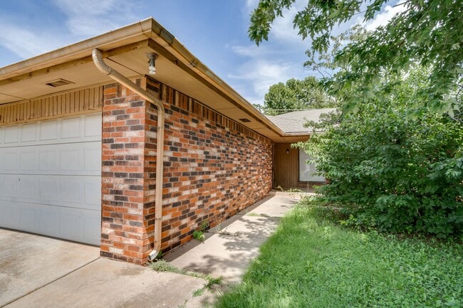 property at 7312 Kings Manor Ct