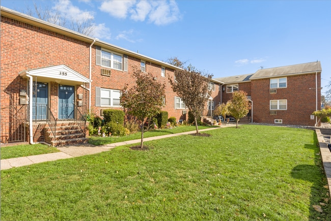 355 New York Ave LLC in Lyndhurst, NJ - Building Photo - Building Photo