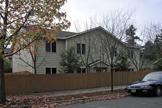 Bush Gardens in Portland, OR - Building Photo - Building Photo