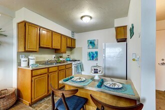 7800 E Jefferson Ave in Detroit, MI - Building Photo - Building Photo