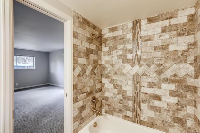 2201 S Holly St, Unit 1 in Denver, CO - Building Photo - Building Photo