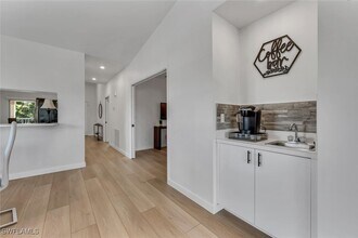 6010 Chardonnay Ln in Naples, FL - Foto de edificio - Building Photo